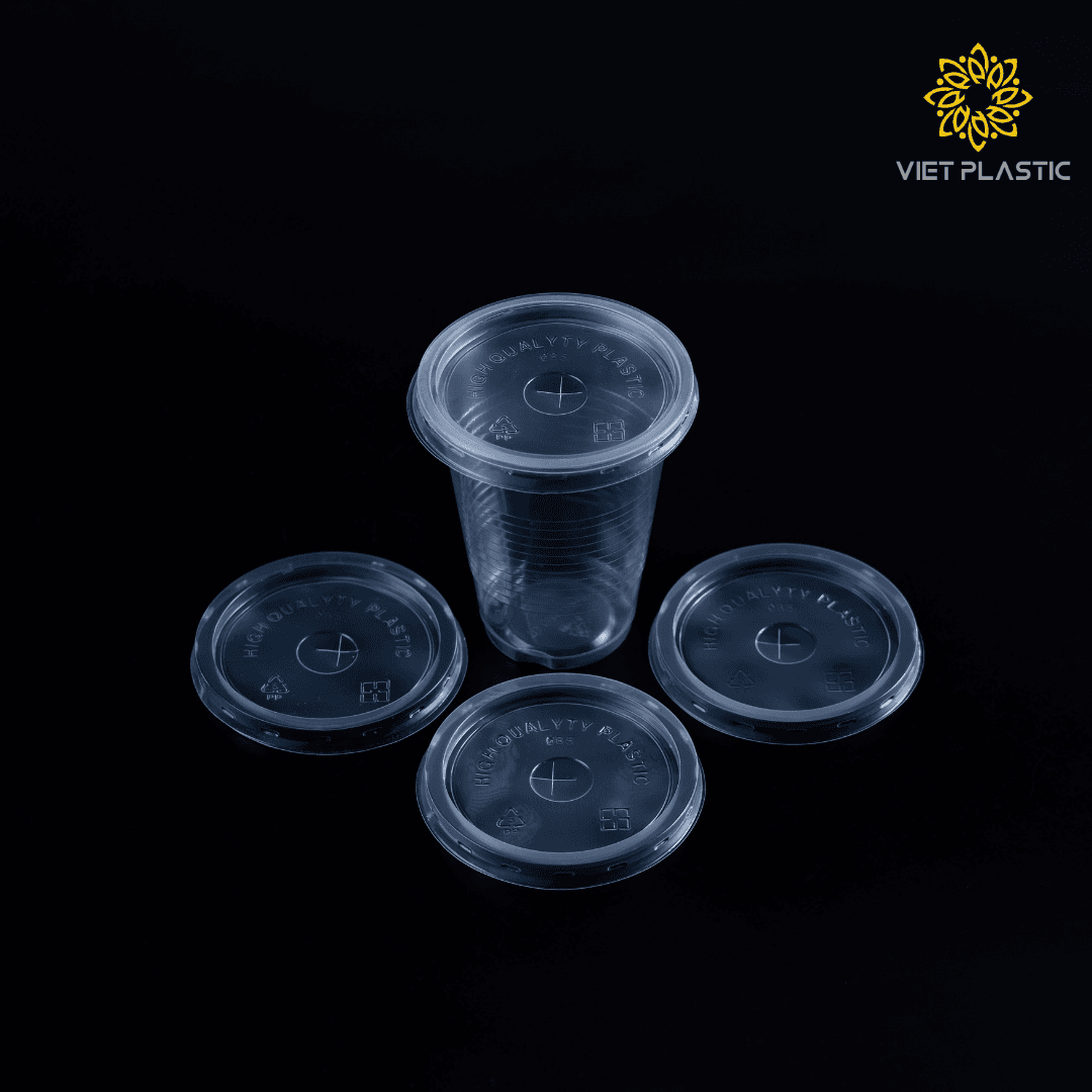 Một ly nhựa trong suốt có nắp và ba nắp phụ trên nền đen, có logo VietPlastic.