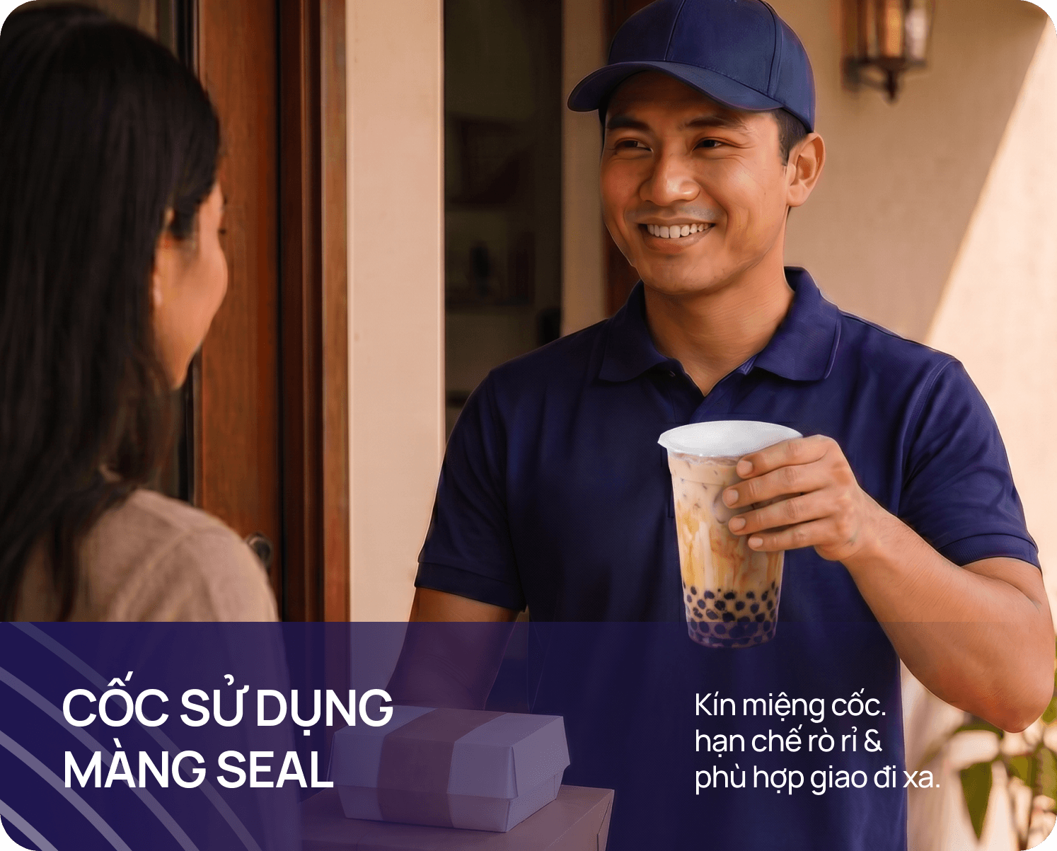 Nhân viên giao đồ uống sử dụng cốc nhựa dập màng seal VietPlastic an toàn tiện lợi