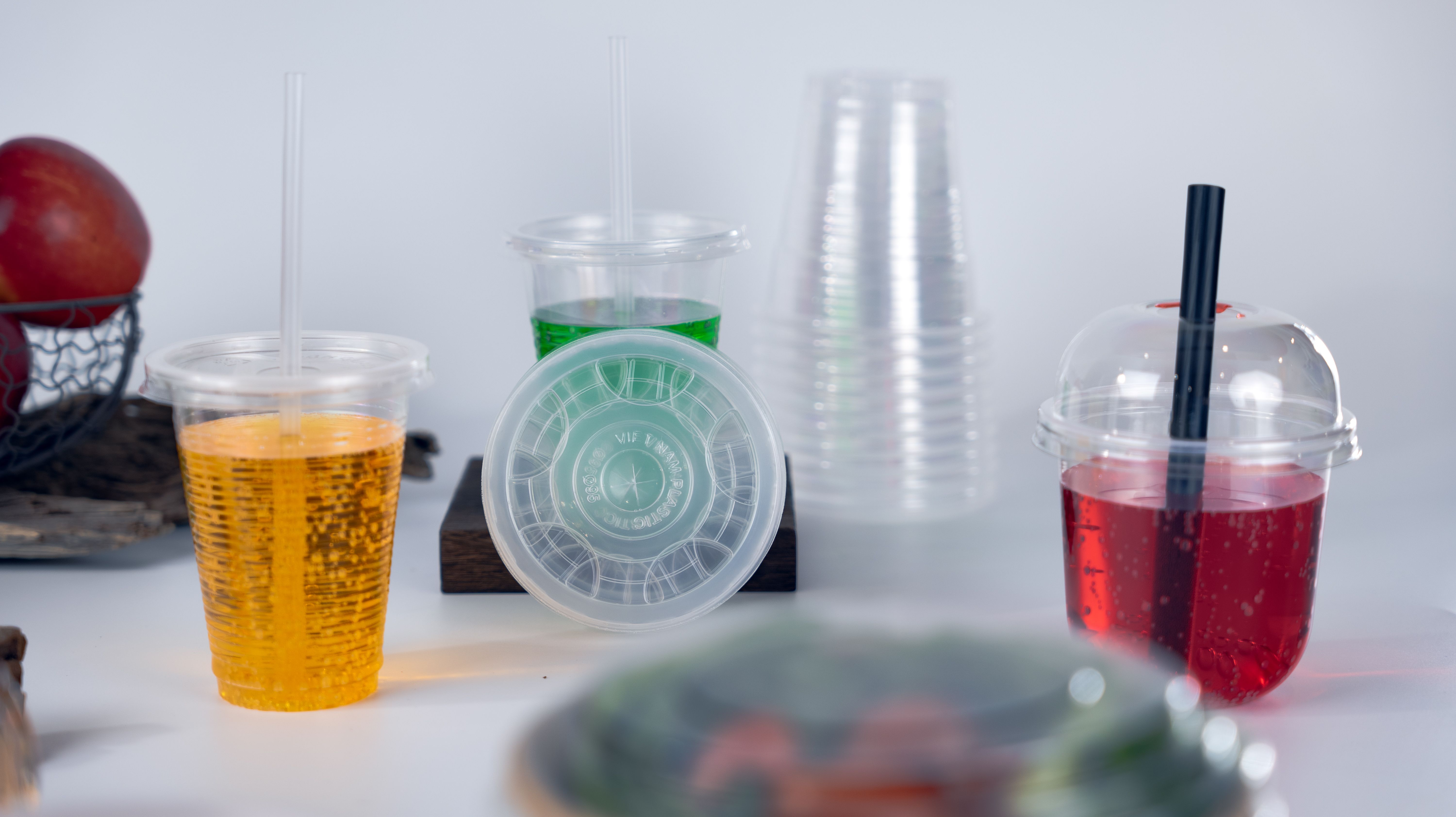 Các loại cốc nhựa thực phẩm trong suốt của VietPlastic chứa nước ép và đồ uống khác nhau