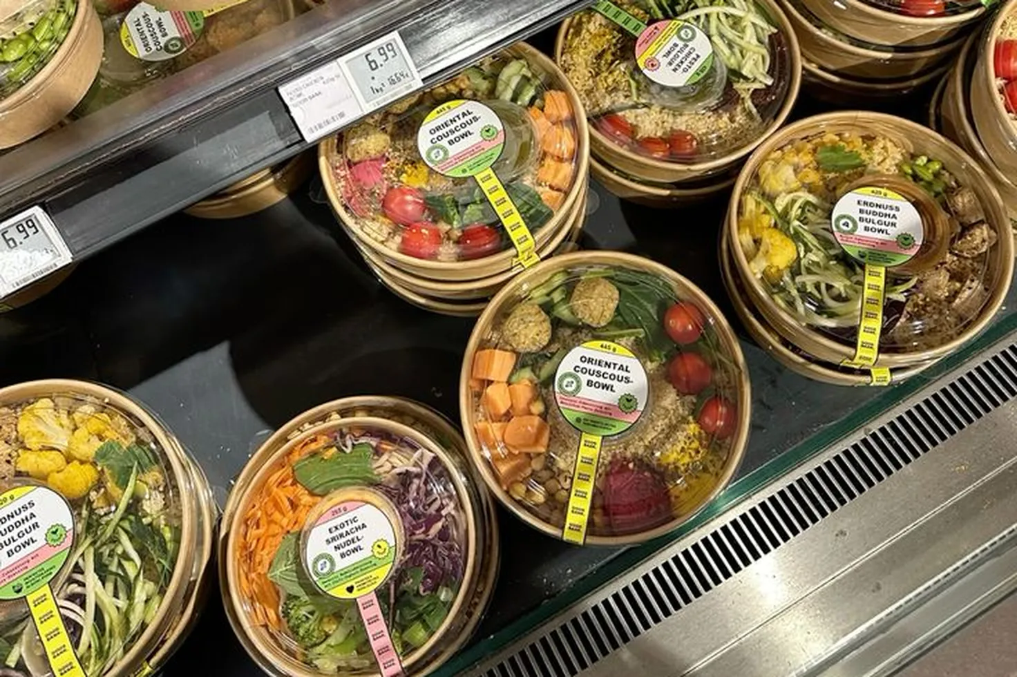 Các tô giấy đựng salad trộn đóng gói sẵn trưng bày trên kệ hàng