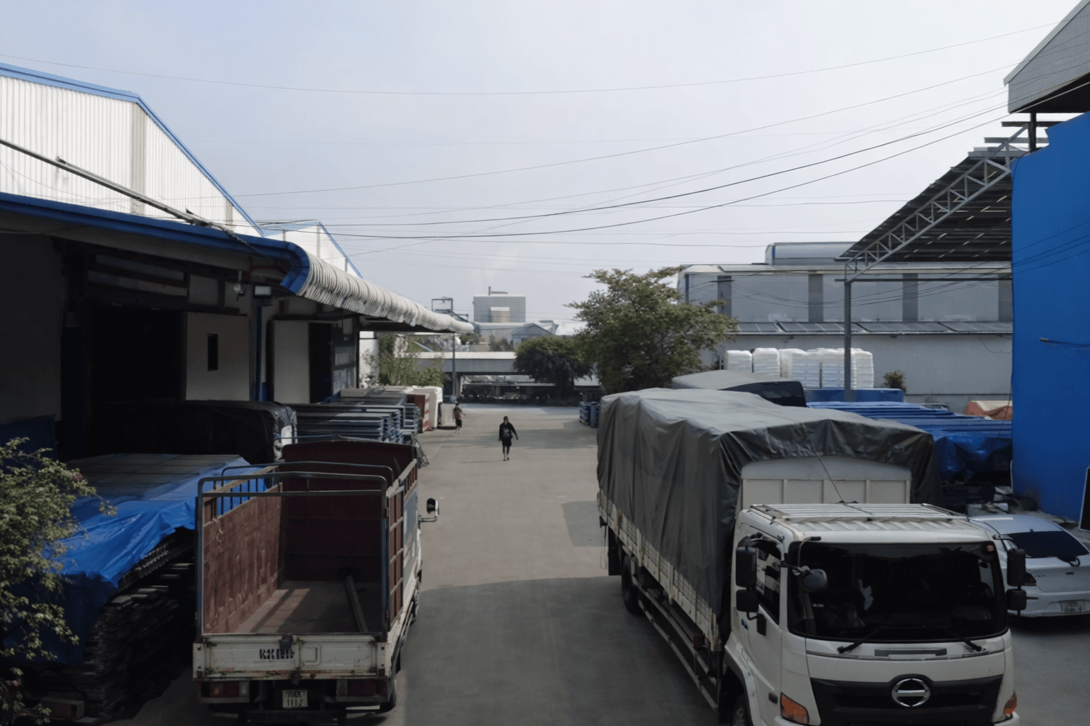 Hệ thống xe tải vận chuyển hàng hóa ra vào tại khuôn viên nhà máy VietPlastic