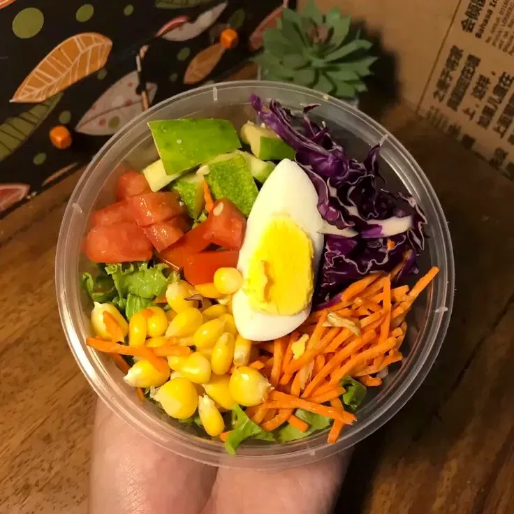 Tô nhựa tròn trong suốt đựng salad rau củ và trứng luộc