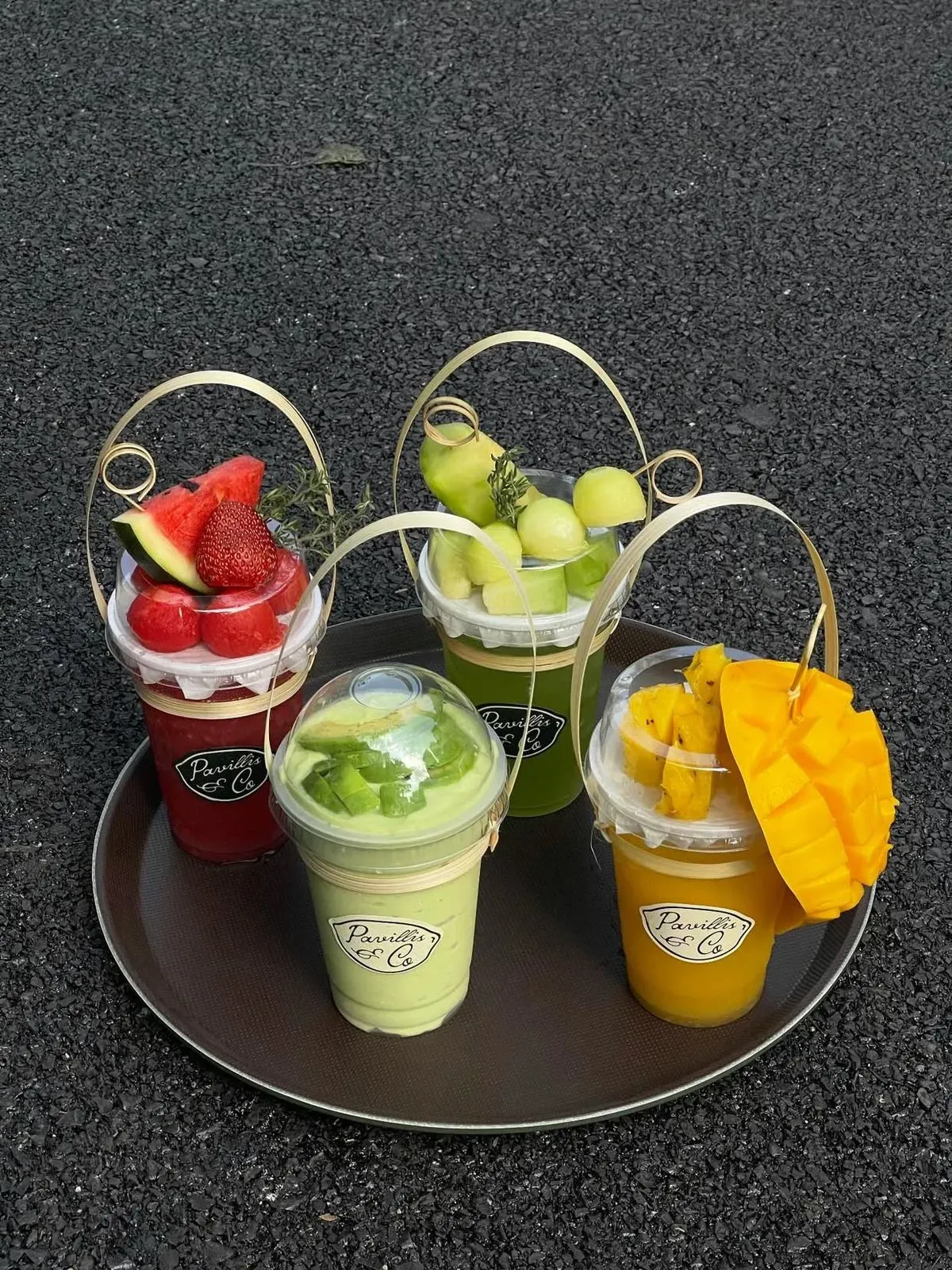 Đồ uống với nắp cầu
