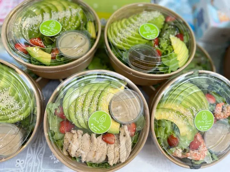 Tô giấy tròn nắp trong đựng salad bơ và ức gà tươi ngon