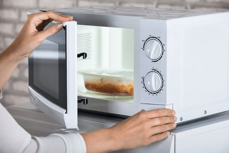 Sử dụng hộp nhựa Microwave chịu nhiệt tốt để hâm nóng thức ăn an toàn trong lò vi sóng