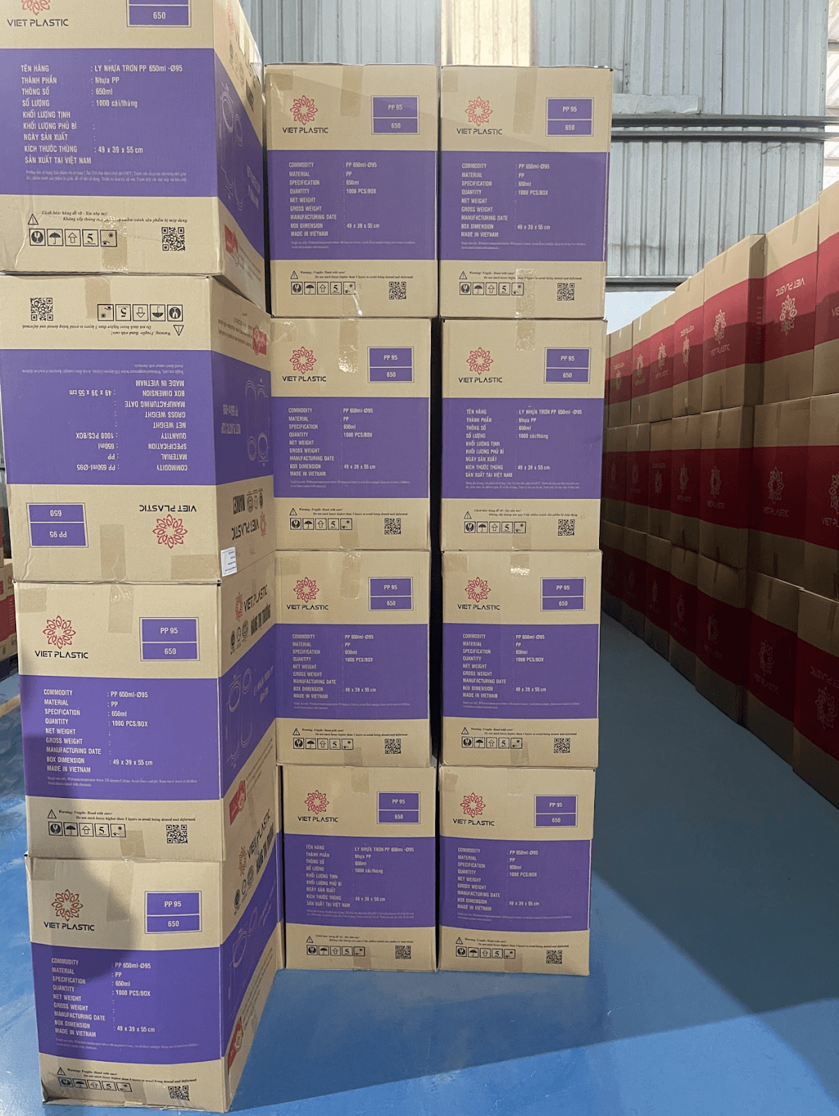 Kho hàng phân phối số lượng lớn các dòng cốc nhựa và hộp nhựa thực phẩm đóng thùng carton sẵn sàng giao cho đại lý sỉ